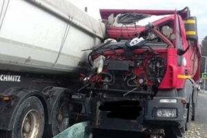 Accident grav în Argeş. Două camioane s-au ciocnit pe DN73. Traficul este blocat. VIDEO