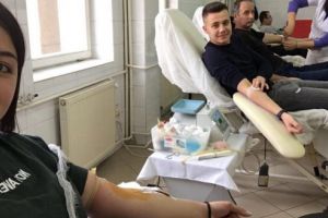 Studenţii de la UMFST şi-au început astăzi ziua donând sânge!