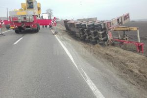 Trafic blocat la Grăniceşti, după ce un tir s-a răsturnat
