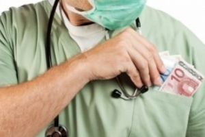 ULTIMA ORĂ: Medic militar, trimis în judecată de DNA pentru luare de mită, alături de pacientul mituitor