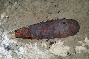 Descoperire periculoasă: Bombă aruncător, în curtea unui localnic din Hidişelu de Sus