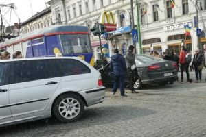 ACCIDENT în faţă la McDonald’s, între un autoturism şi un TRAMVAI