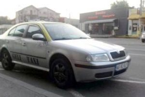 Elevă călcată pe picior de un taxi