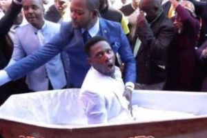 Un pastor filmat cum a „înviat” un mort este cercetat penal. Atenţie! Video şocant în articol