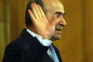 Ministrul Justiţiei Tudorel Toader aruncă „pisica” la Parlament. Care este miza completurilor de 5 judecători şi a OUG pe codurile penale