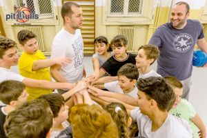 O nouă şcoală de baschet oferă copiilor ocazia de a deprinde tehnicile sportului cu mingea la coş