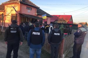 FOTO. Acţiune de amploare a Poliţiei într-o comună din judeţ. Mai multe persoane sancţionate