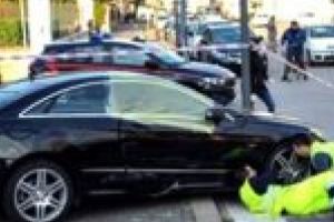 A murit in chinuri groaznice / O romanca a fost pur si simplu aruncata din masina si tarata pe sosea pana si-a dat ultima suflare