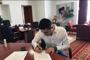 Un candidat a strâns jumătate din semnăturile necesare partidului