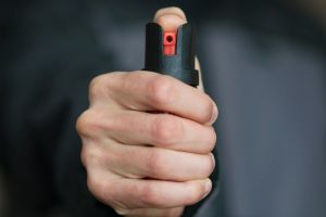 Răzbunare în centrul oraşului: Agent şef de la Penitenciarul Oradea, atacat cu spray lacrimogen de un fost deţinut