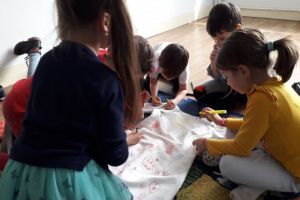 Învăţătoare premiată pentru excelenţă în educaţie. A fost la gală cu rochia desenată de elevii săi