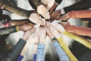 Vinzi ce ai prin casă şi salvezi zeci de sibieni bolnavi – Bazarul umanitar din Sibiu unde oamenii se ajută între ei