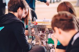 „Războiul roboţilor” între Galaţi şi Brăila, avanpremieră la BRD First Tech Challenge