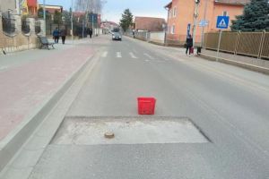 FOTO: Semnalizare cu… găleata, pe o stradă din Alba Iulia – cea mai nouă metodă de a avertiza şoferii că urmează o groapă