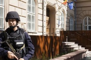 Bărbat ridicat de jandarmi după ce a încercat să îşi dea foc în faţa Palatului Dicasterial din Timişoara