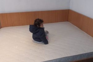 COPIII SĂRMANI din Ştefăneşti au primit mobilă şi un pat de 5 STELE