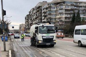Deva: Campania de curăţare a străzilor ajunge pe Bulevardele 1 Decembrie 1918 şi 22 Decembrie