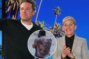 Ben Affleck, nepăsător la batjocura fanilor. „Mie îmi place tatuajul meu! Reprezintă pasărea Phoenix”