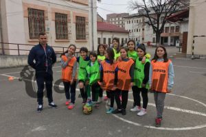 Echipa feminină de fotbal de la Școala Nr.8, la Olimpiada Naţională