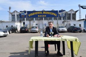 Conferinţă de presă în aer liber. „Salvaţi Stadionul Municipal Bacău!”