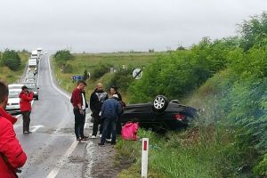 Autoturism răsturnat pe DN13. S-a solicitat intervenţia unui elicopter SMURD