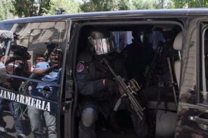 Jandarmul gentil bătut de două fete într-un club de manele va primi DESPĂGUBIRI