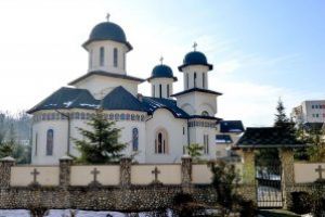 De trei ori mai multe biserici decât şcoli în Argeş