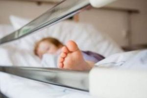 Îngrozitor! Un bebeluş înjunghiat a ajuns la spital. E în stare gravă!