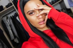 Betty Salam, val de reacţii, după ce a postat o poză şocantă cu o tânără care se sinucide! 