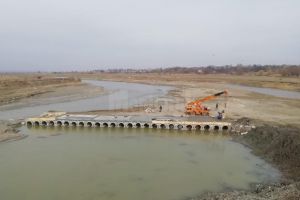 Podul provizoriu de peste râul Suceava, de la Vereşti, va fi funcţional peste zece zile