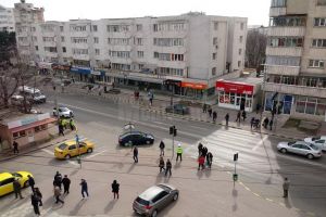 Semaforul pus în funcţiune la Catedrală, ignorat de şoferi şi pietoni, în prima zi de ...