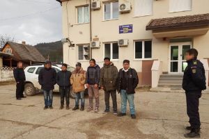 Șase cetăţeni din Bangladesh care încercau să ajungă într-un stat din Spaţiul Schengen, ...