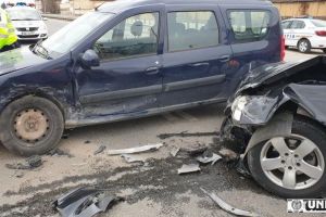 FOTO/ VIDEO/ Accident rutier în Alba Iulia: O persoană rănită după o coliziune între două autoturisme în zona Saturn