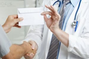 Șefa secţiei de psihiatrie de la Spitalul Judeţean Slatina, acuzată de luare de mită