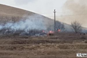 FOTO/ VIDEO: INCENDIU de vegetaţie uscată, la ieşide din Alba Iulia spre Teiuş