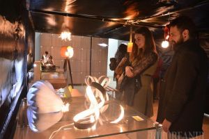 Colţ al imaginaţiei: Viitorii designeri orădeni şi-au expus munca în holul Bibliotecii Universităţii (FOTO)