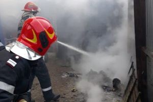 ARDE o casă din municipiu! Pompierii AU INTERVENIT şi se LUPTĂ cu flăcările