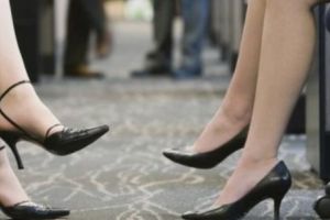 Protest împotriva mersului pe tocuri la birou  