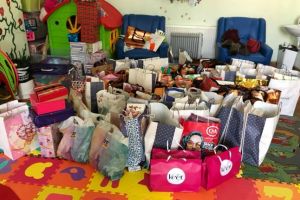 Adoptă o mamă: sute de cadouri pentru femeile aflate în dificultate din Timiş