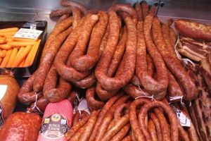 Gustul afumăturilor de altădată, şi la Bistriţa. O fabrică din Sângeorz-Băi a deschis un magazin (FOTO)