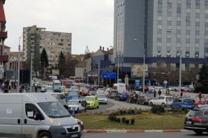 VIDEO FOTO Traficul din Sibiu blocat de #şîeu – Sute de sibieni au ieşit în stradă în semn de protest