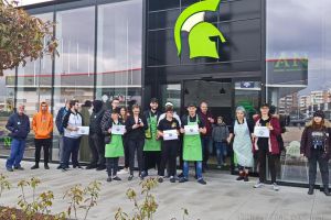 #şîeu... NU: Angajaţii lui Ştefan Mandachi de la Oradea, împiedicaţi să protesteze în faţa propriului restaurant printr-un ordin al... „doamnei de la Lotus” (FOTO/VIDEO)