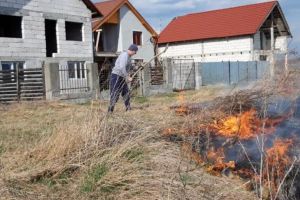 FOTO/ Pompier şi în timpul liber: Plutonierul major Daniel Tiberiu Șarlea a stins singur două incendii de vegetaţie izbucnite în zona în care locuieşte