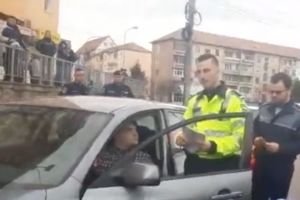 VIDEO Șoferi duşi la secţie pentru că au participat la protestul #sîeu din Sibiu – Toate maşinile, filmate de poliţie