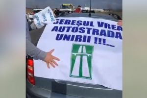 FOTO/ VIDEO/ ”Sebeşul vrea autostrada Unirii”: Zeci de maşini oprite pe şosea şi autorităţile locale cu pancarte, în stradă, pentru protestul de 15 minute