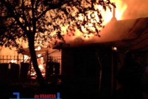 ULTIMĂ ORĂ: Incendiu de proporţii la Poiana Cristei, unde a luat foc o fânărie