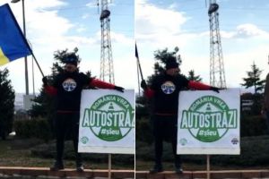 FOTO/ VIDEO: Un tânăr care a protestat pentru autostradă, la intrare în Alba Iulia, certat de un cetăţean care s-a recomandat ca fiind ”de la PSD”