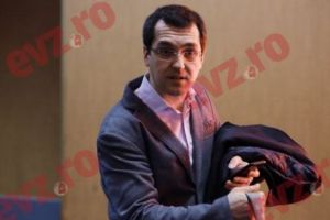 EXCLUSIV. Vlad Voiculescu prins în fapt! Se foloseşte de suferinţa celor bolnavi, în campania electorală! Face manevre halucinante de dragul unui vot! După declaraţia colegei de partid care voia eliminarea proprietăţii private, liderul... 