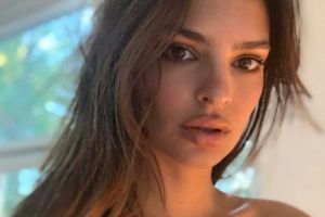 Femeia cu cel mai frumos bust natural, noi controverse. Cum s-a pozat împreună cu o amică