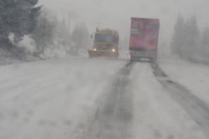 S-a întors iarna. Traficul greu restricţionat în Pasul Tihuţa (FOTO-VIDEO)